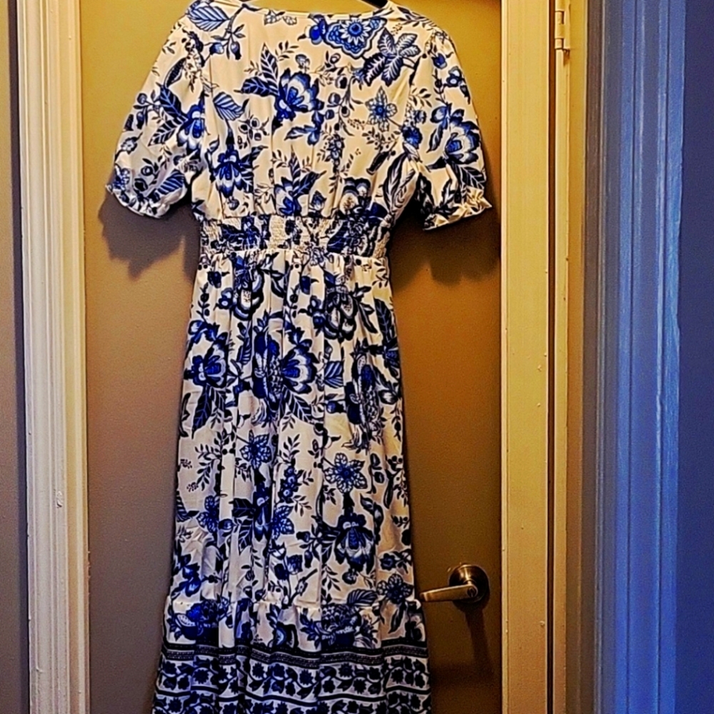 NOT AVAILABLE>>BEAUTIFUL Floral Blue and White Women's Dress Sz XXL